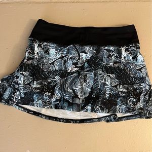 Lululemon skort, patterned black white and blue